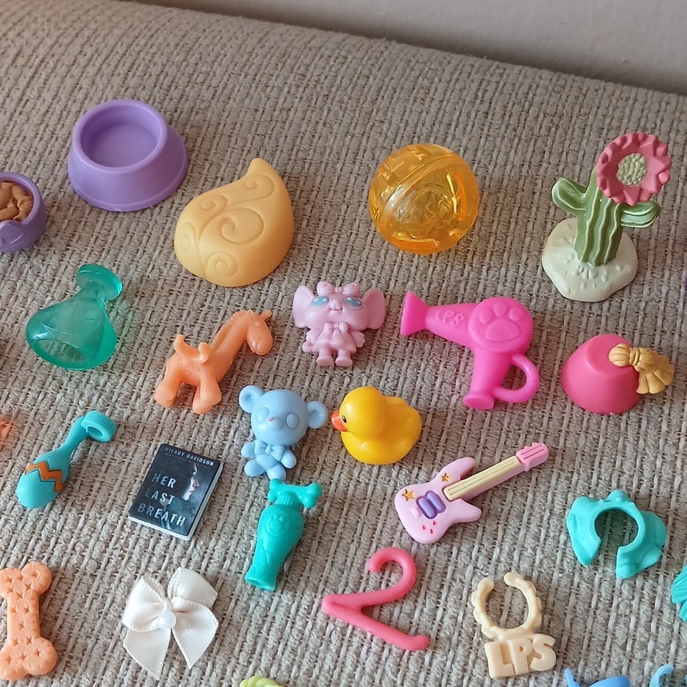 Small Assorted Littlest Pet Shop Accessories - Picture 4 of 5